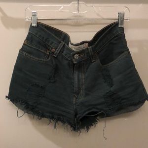 Levi’s army green loose straight shorts